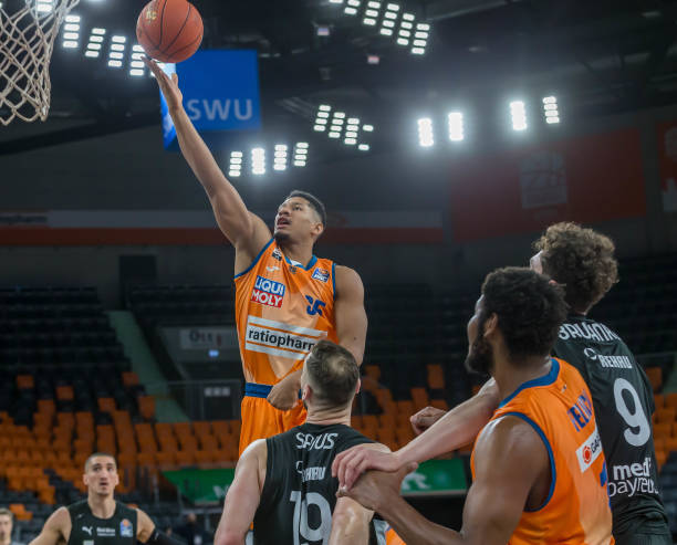 通过频繁的 通过频繁的